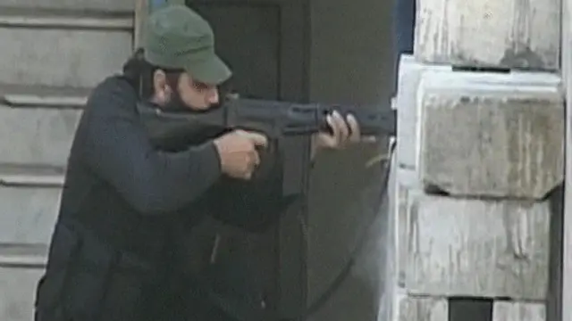 يقول السكان إن أعمال القنص تتم في شارع سوريا الذي يفصل بين الحيين المتخاصمين المتجاورين.