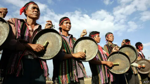 Nhiều nơi người dân phải biểu diễn văn hóa thay vì thực hành văn hóa như trong cuộc sống của họ