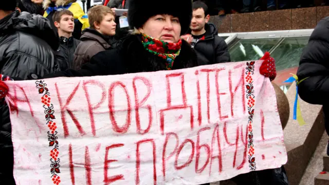 در پلاکارد این زن نوشته شده: از خون فرزندانمان نمی گذریم