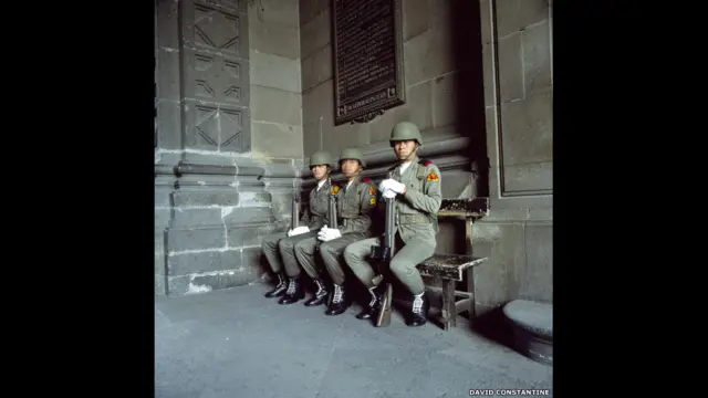 مجموعة من أعمال كونستانتين، بجانب أعمال لنيك دانزينغر وجاستين بارتيكا، تعرض في لندن بمعرض يحمل عنوان "بعين يقظة"، والذي يحاول التعرف على عناصر التصوير الصحفي والعرض الروائي لصور التقطت خلال السفر حول العالم. صورة من العاصمة المكسيكية. 