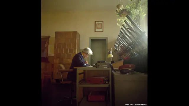 يقول المصور: "دائما ما اعجبت بالتاريخ المعاصر المتعلق بالمكان الذي أزوره، لذلك أحاول تصوير من عاصروا او من الممكن ان يعاصروا تغييرات مهمة في ذلك المكان". الصورة التقطت في بولندا، عام 1992. 