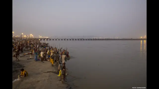 يتضمن المعرض أعمال للمصور دانزينغر التقطها طقوس "حج كومبه ميلا" الهندوسية. الصورة تظهر بعض الحجاج يستحمون اثناء بزوغ الشمس. 