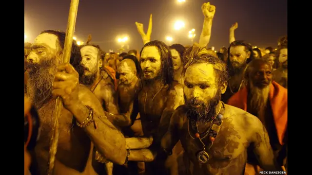 يقول المصور انه أراد نقل مشاعر الحجاج اثناء تأديتهم الطقوس، ونظرتهم للعالم ومعتقداتهم بالحياة ما بعد الموت، لذلك حاول التقاط صوره عن قرب وسط الحشود الضخمة. 