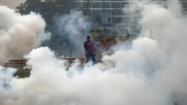 پولیس مظاہرین کے خلاف بھر پور طاقت کا استعمال کر رہی ہے۔