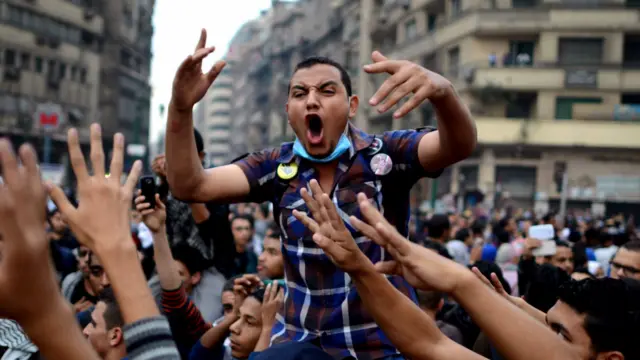 عبوری حکومت کی طرف سے نافذ کردہ قوانین میں حکومت کے خلاف مظاہرین کے لیے سزائیں سخت کر دی گئی ہیں۔