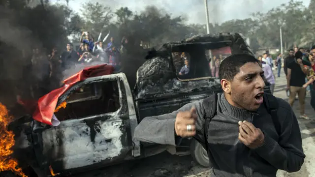 نئے آئین میں فوج کو وسیع اختیارات دیے جا رہے ہیں جن میں شہریوں پر مقدمہ چلانے کا اختیار بھی موجود ہے۔