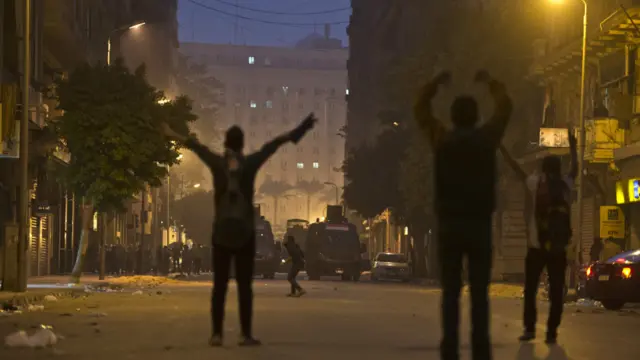 مظاہرین تحریر سکوائر میں جمع ہونے میں کامیاب ہو گئے لیکن پولیس نے آنسو گیس کے بے دریغ استعمال سے مظاہرین کو منتشر کر دیا۔