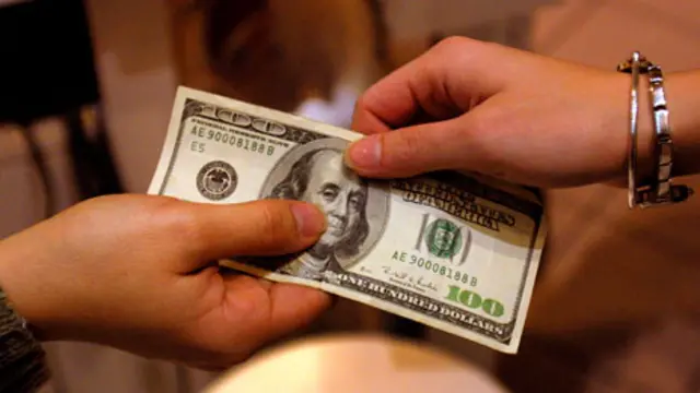 Dólar de mano en mano