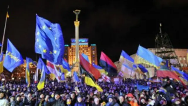 يطوق المتظاهرون مقر الحكومة احتجاجا على قرار الحكومة التراجع عن توقيع اتفاق مع الاتحاد الاوروبي