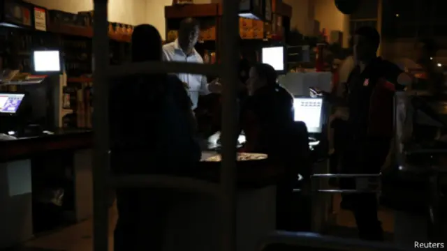 Pemerintah tidak pernah menjelaskan penyebab pemadaman listrik.