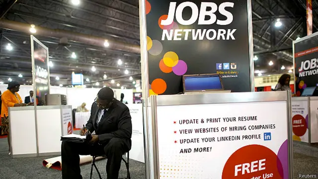 अमरीका में एक जॉब फ़ेयर में आवेदन करता एक व्यक्ति