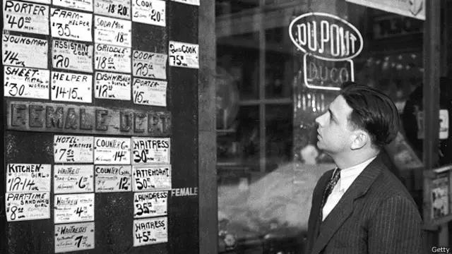 अमरीका में 1930 में एक दुकान के बाहर नौकरी के विज्ञापन देखता एक व्यक्ति