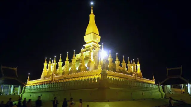 万象金碧辉煌的佛塔