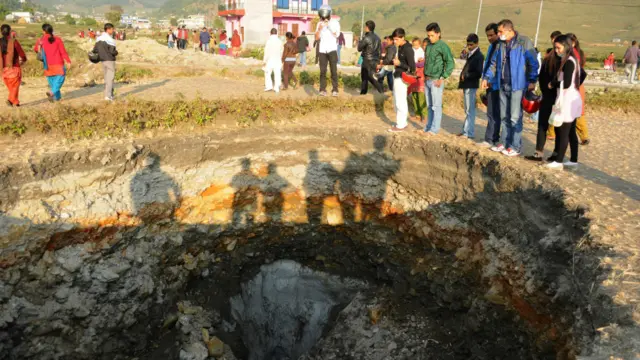 कास्कीको अर्मला गाउंविकास समितिको जोगीमारेमा जमिन भासिएको दृश्य