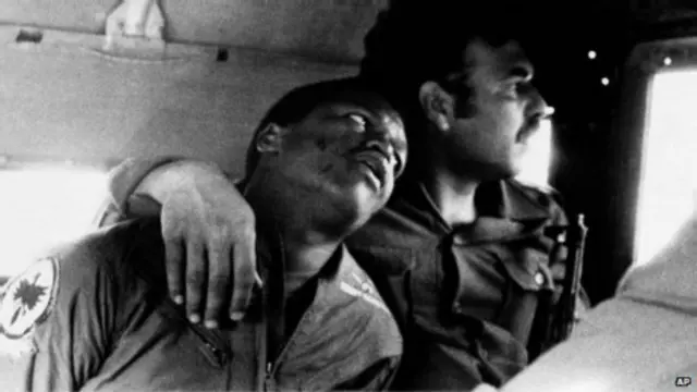 Robert Goodman serbest bırakılmadan önce bir Suriyeli askerle