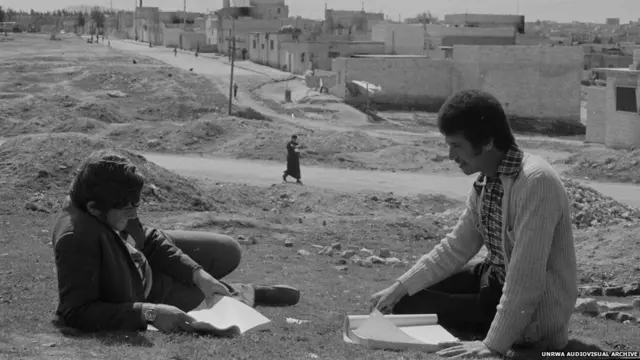 الفلسطينيون يمثلون أكبر نسبة من اللاجئين في العالم، حيث وصل عددهم حسب منظمة الأمم المتحدة إلى خمسة ملايين لاجئ. الصورة لطالبين في مخيم البقعة الأردني.