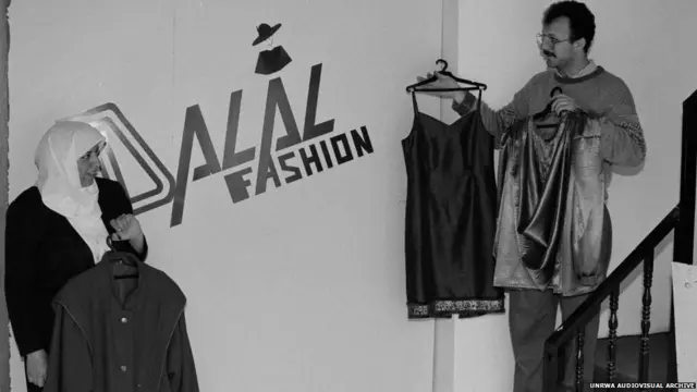 تحاول وكالة الأونروا تنمية مهارات اللاجئين من خلال دورات تدريبية حتى تسهل عليهم الحصول على فرص للعمل.