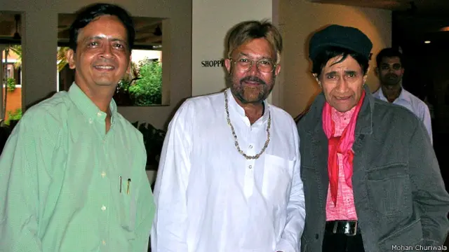 सहाबहार अभिनेता देवानंद का तीन दिसंबर 2011 को 88 साल की उम्र में लंदन में देहांत हो गया था. अपने 65 साल के फ़िल्मी करियर में उन्होंने 100 से ज्यादा फ़िल्मों में अभिनय किया. इस तस्वीर में देव आनंद राजेश खन्ना और अपने बेहद निकट सहयोगी मोहन चुरीवाला के साथ नज़र आ रहे हैं.