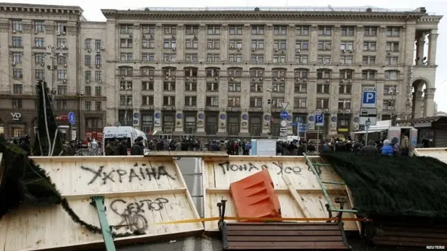 Украинада норози намойишчилар Киевдаги ҳукумат биноларини тўсиб олдилар. Улар Оврўпо Иттифоқи билан ҳамкорлик битимининг имзоланишини қўлламоқдалар. 