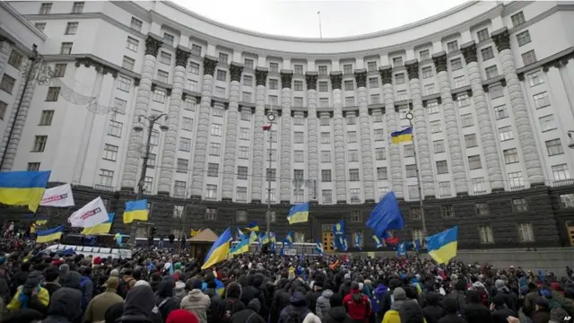 Намойишчилар асосий ҳукумат бинолари ўнгида йиғилиб, битимни имзолашдан бош тортган президент Виктор Януковичнинг истеъфосини талаб қилдилар. 