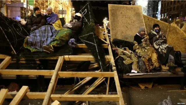 Киев кўчаларида баррикадалар ҳам пайдо бўлган. 