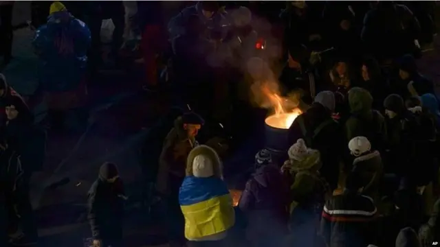 Минглаб кишилар яна бир совуқ тунни майдонда ўтказдилар. 