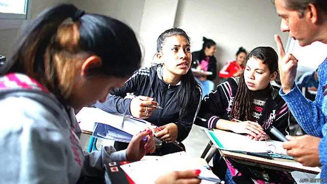 El profesor José Luis Pérez enseña inglés en el colegio Virgen de los Milagros de Caacupe en Buesno Aires