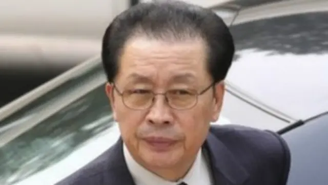 သူ့ကို Kim Jong-un နံဘေးမှာ တွေ့ရလေ့ ရှိတာမို့ Kim Jong-un ကို ကြိုးကိုင် နေသူ လို့တောင် ယူဆ