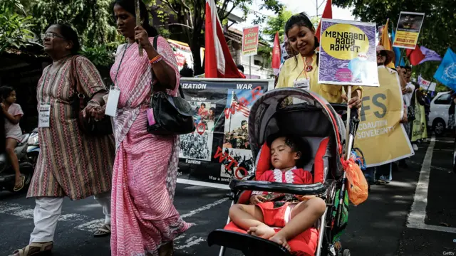 Perempuan pengunjuk rasa