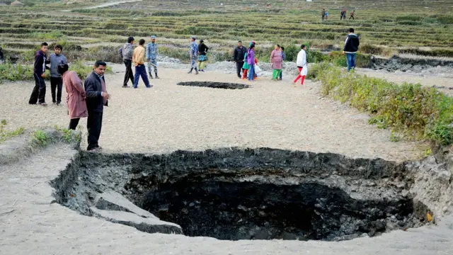 कास्कीको अर्मला गाउंविकास समितिको जोगीमारेमा जमिन भासिएको दृश्य