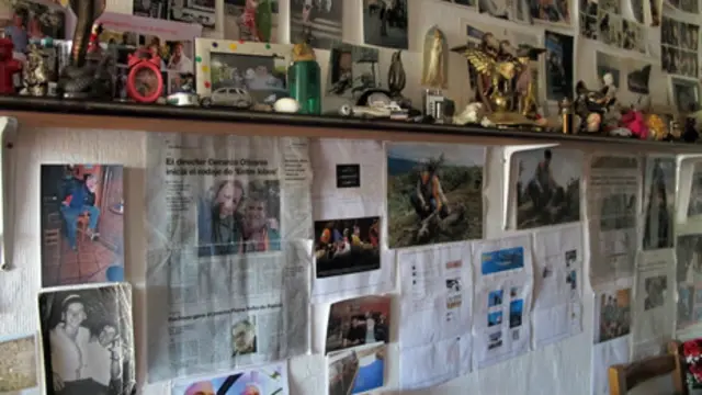 Стены в доме Маркоса увешаны памятными вещами - фотографиями "минут славы" и рисунками