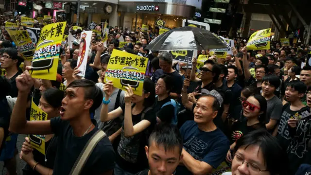 港人抗议政府审批免费电视牌照是黑箱作业。