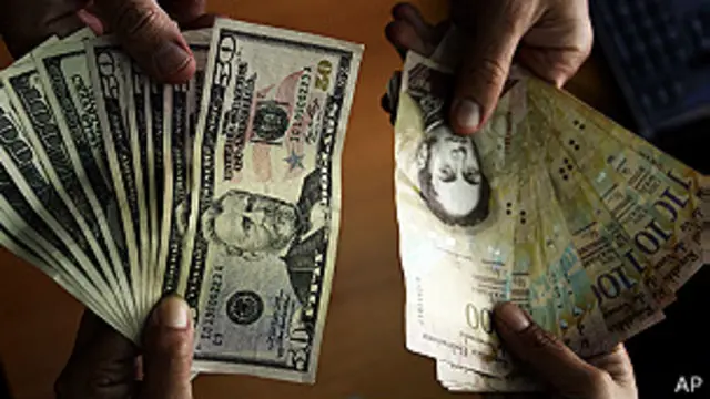 Dólares estadounidenses y bolívares venezolanos