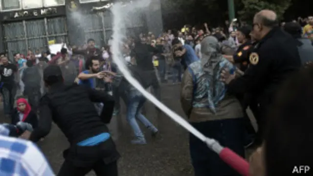 أثارت مادة تسمح بمحاكمة المدنيين أمام محاكم عسكرية احتجاجات بوسط القاهرة