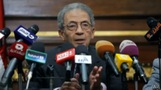 دعا عمرو موسى رئيس لجنة الخمسين المصريين إلى التصويت بنعم. 