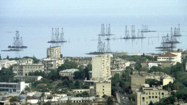 Нефтяные вышки в Баку