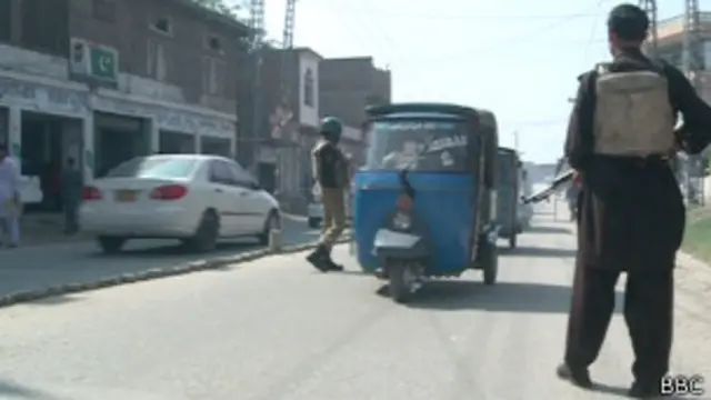 کمیونٹی پولیس کے ان اہلکاروں کی وردی عام پولیس اہلکاروں سے مختلف ہوتی ہے