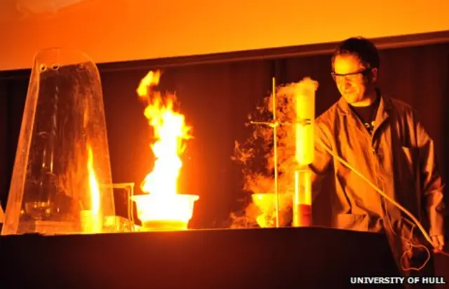 Mark Lorch haciendo un experimento