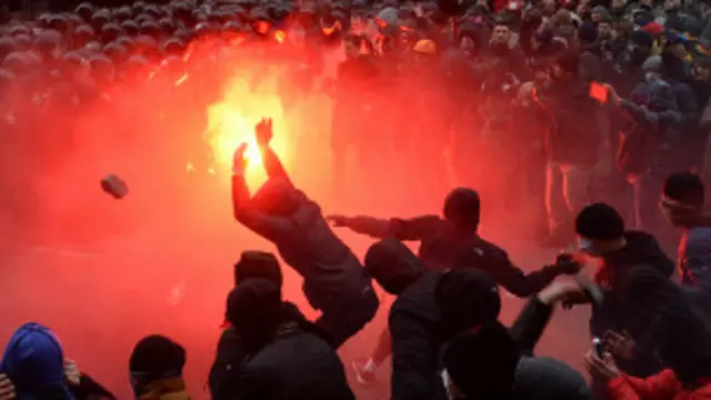 نخست وزیر اوکراین میگوید که در ناآرامیهای کشور «نشانههای یک کودتا» را میبیند