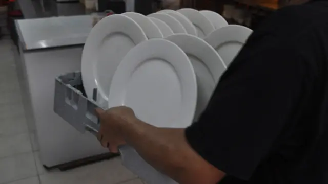 Penkerja di restoran