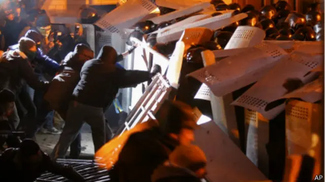 Столкновение демонстрантов с милицией в Киеве