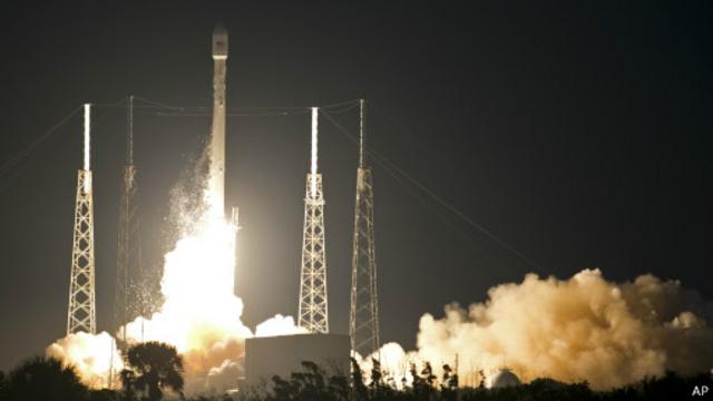 صاروخ فالكون التابع لشركة سباس إكس أثناء انطلاقه نحو الفضاء