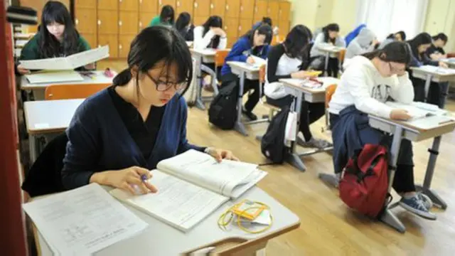 Học sinh châu Á tham gia kỳ sát hạch