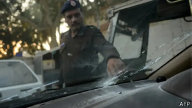 سخی حسن کے قریب موٹر سائیکل پر سوار مسلح افراد نے ایک سیاہ رنگ کی پک اپ پر فائرنگ کی