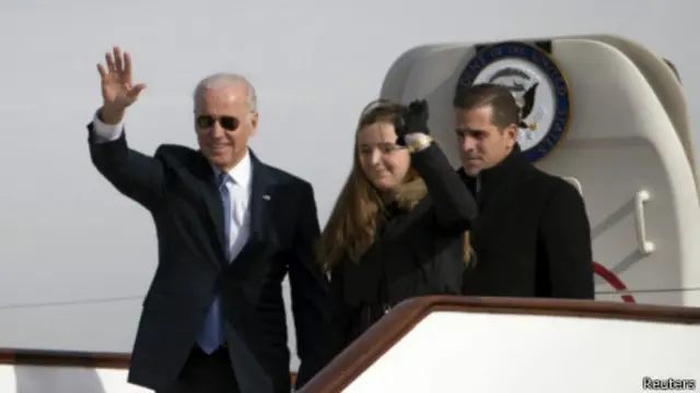 美國副總統拜登和他的孫女、兒子走出專機（04/12/2013）