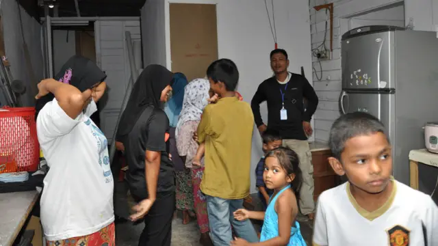 Keluarga Rohingya di dapur