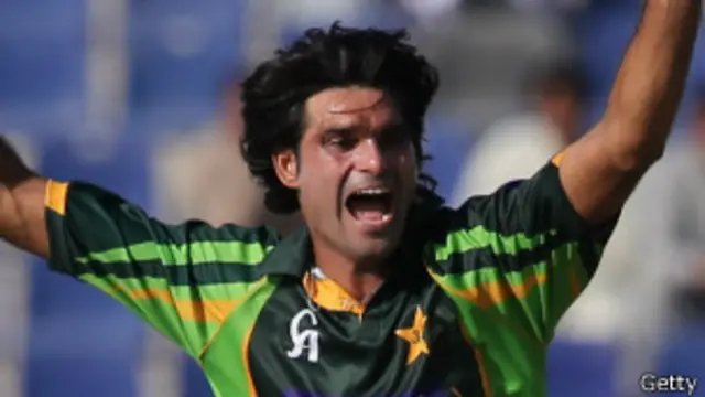 محمد عرفان جنوبی افریقہ کے خلاف دوسرے ٹی ٹوئنٹی کے دوران کولہے میں ہیرلائن فریکچر ہونے کے سبب چھ ہفتے کے لیے کرکٹ سے دور ہوگئے تھے