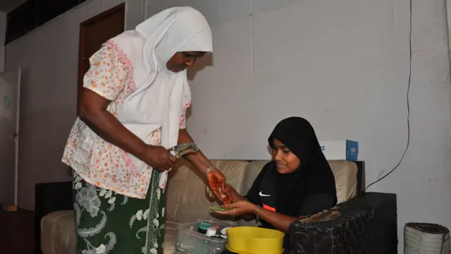 Dua perempuan Rohingya