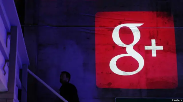 Google+ logo proyectado en un muro
