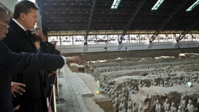 Президент Янукович смотрит на терракотовую армию